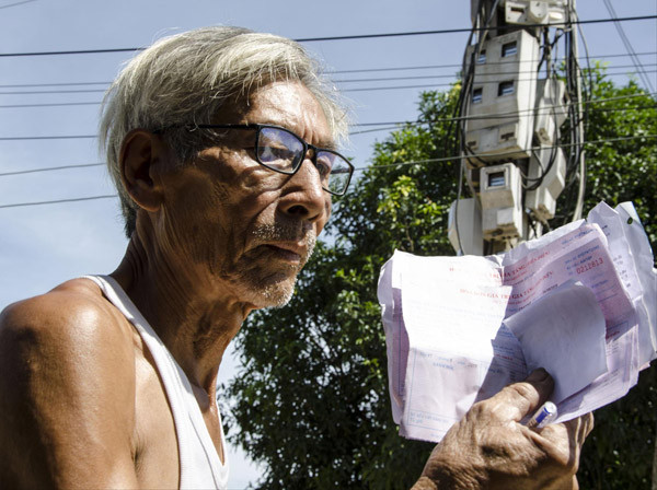 Ông Trần Hoành cho biết, tiền điện cứ tăng không rõ lý do và hiện nay đã nhận “trát” đòi cắt điện