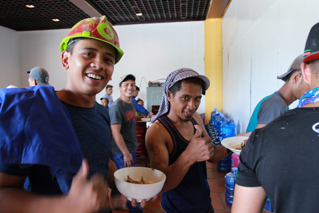 Các nghệ nhân đa tôn giáo đến thi công chùa Tam Chúc Ảnh: Minh Đức  