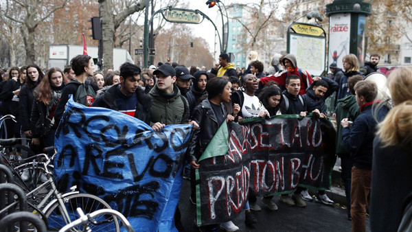  Paris đóng cửa cuối tuần qua để tránh người biểu tình ảnh: LA Times	