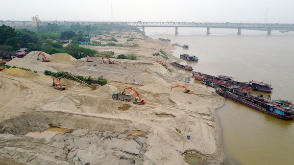 Quy hoạch ngoài đê sông Hồng được triển khai sớm sẽ giảm bớt khó khăn cho người dân Ảnh: Mạnh Thắng