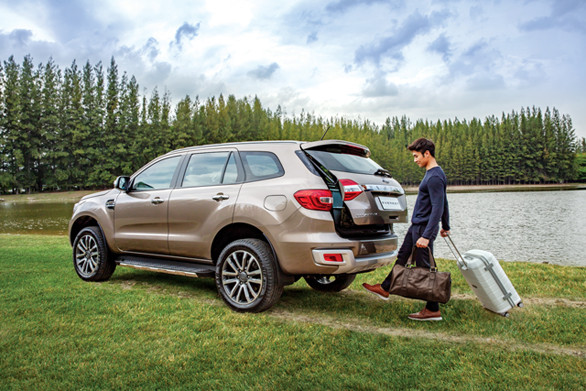 Ford Everest 2018 có mở cốp rảnh tay (đá cốp) và hỗ trợ đỗ xe tự động