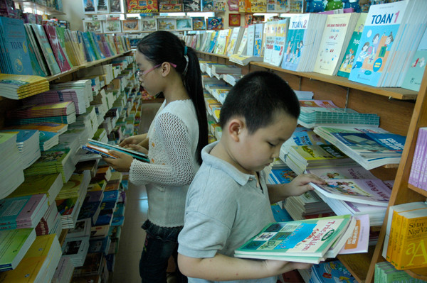 Sách giáo khoa dùng một lần gây lãng phí lớn Ảnh: Hồng Vĩnh 