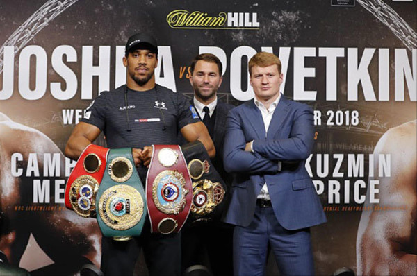 Joshua ( trái) thận trọng khi đấu Povetkin 
