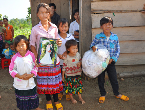 Cháu Dinh ôm ảnh cưới của cha mẹ cùng các em rời nhà cũ 