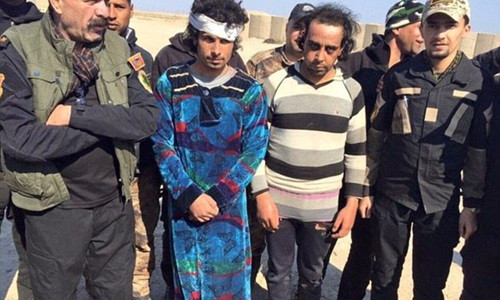 Một chiến binh Nhà nước Hồi giáo cải trang thành phụ nữ để trốn khỏi thành phố Ramadi nhưng bị quân đội Iraq bắt lại. Ảnh: Twitter