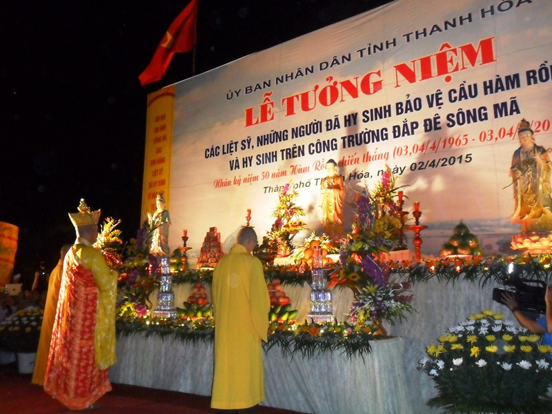 Lễ cầu siêu tại Nghĩa trang liệt sĩ Hàm Rồng. Ảnh: Hoàng Lam