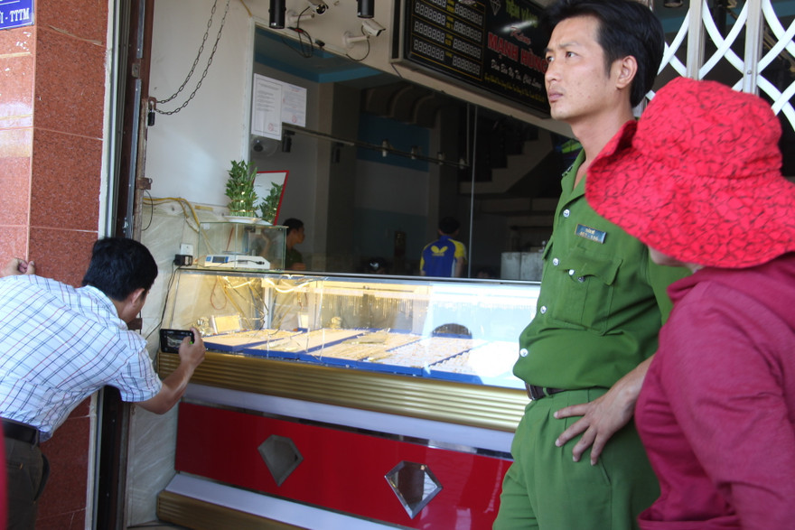 Cơ quan điều tra khám nghiệm hiện trường cướp tiệm vàng.