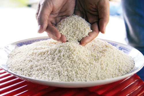 Hạt nếp đắng trắng ngần, tròn to dùng nấu bánh tét, bánh xoài xôi… Ảnh: Thanh Trần