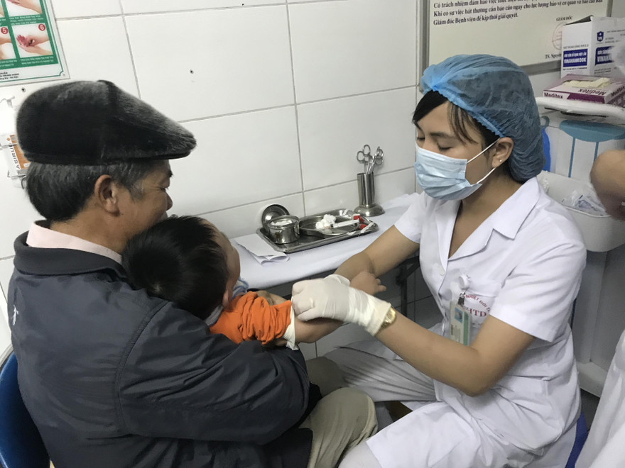 Trẻ được lấy máu tìm ấu trùng sán lợn gạo và những loại sán khác tại BV Bệnh Nhiệt đới T.Ư-Hà Nội ảnh: Thái Hà