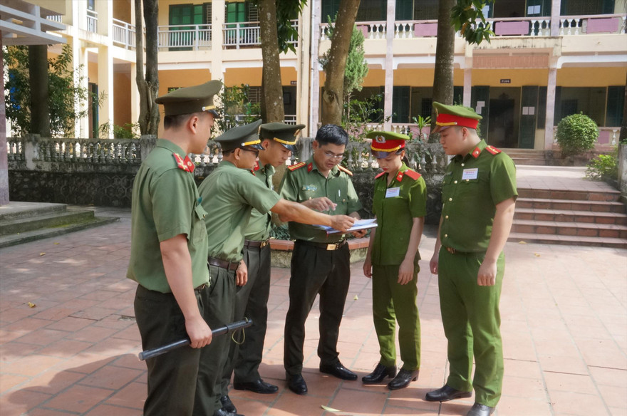 Công an làm nhiệm vụ tại một điểm thi ở Hòa Bình 