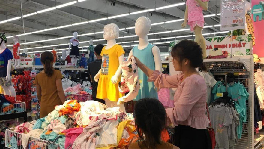 Quần áo đổ đống trong siêu thị Big C. Ảnh Đức Hùng 