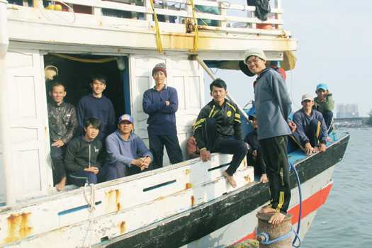 Những ngư dân này đã kéo ông già “solo” thuyền buồm ra khỏi lưỡi hái tử thần Ảnh: Thanh Trần