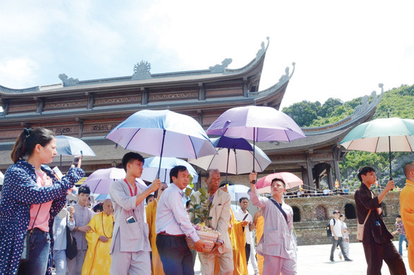 Ông Nguyễn Văn Trường cùng các tăng ni phật tử đón cây Bồ Đề Vĩ Đại Cát Tường từ Quốc đảo Sri Lanka về chùa Tam Chúc Ảnh: Minh Đức 