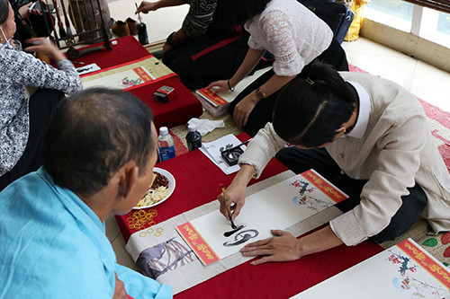 Những ông đồ trẻ “múa bút” viết những lời yêu thương dành cho các bệnh nhân