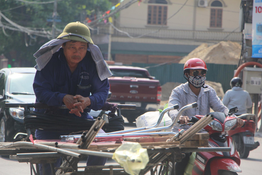 Người dân ở thành phố Vinh mưu sinh dưới trời “đổ lửa”.
