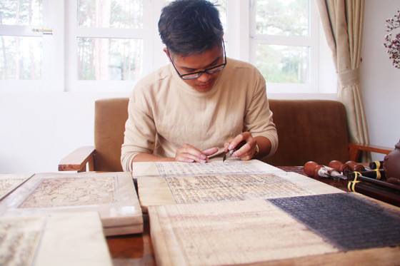 Quyết miệt mài khắc mộc bản. Ảnh: Nguyễn Thành