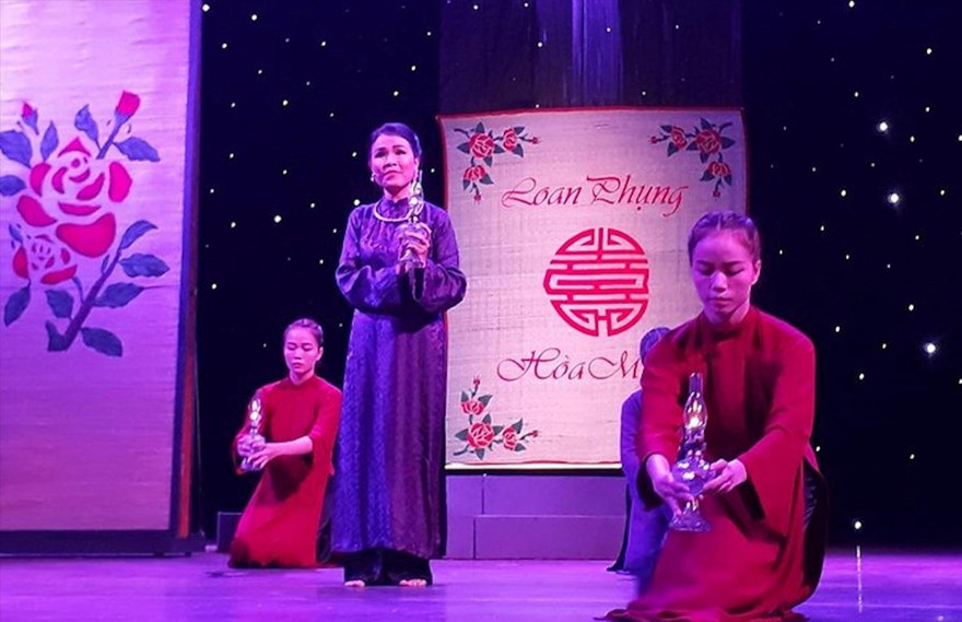 NS Ngọc Đợi (đứng) đang thể hiện bài ca Dạ cổ hoài lang 