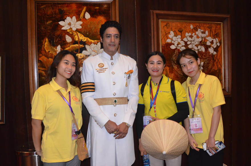  Gagan Malik chụp ảnh cùng người hâm mộ. Ảnh: M.Đ 