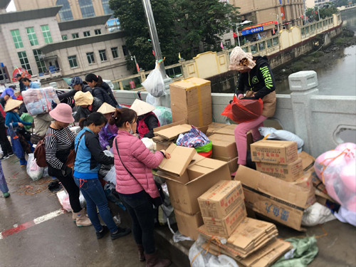 Cửu vạn bốc vác hàng qua Cửa khẩu Móng Cái. 