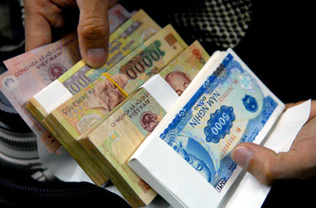 Tiền lẻ đua nhau 'đội giá': Ai xử phạt người vi phạm ?