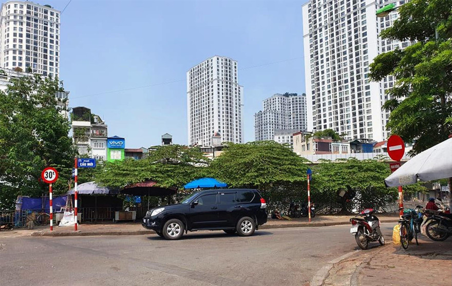 Phố Cầu Mới (Ngã Tư Sở) không còn tình trạng tiểu thương bày bán trên vỉa hè, lòng đường