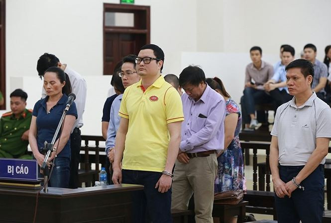 Các bị cáo nghe tòa tuyên án.