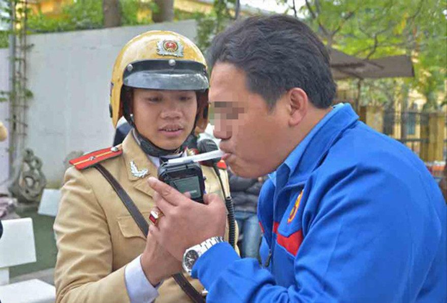 Cảnh sát kiểm tra nồng độ cồn người điều khiển phương tiện. Ảnh: Thanh Hà 