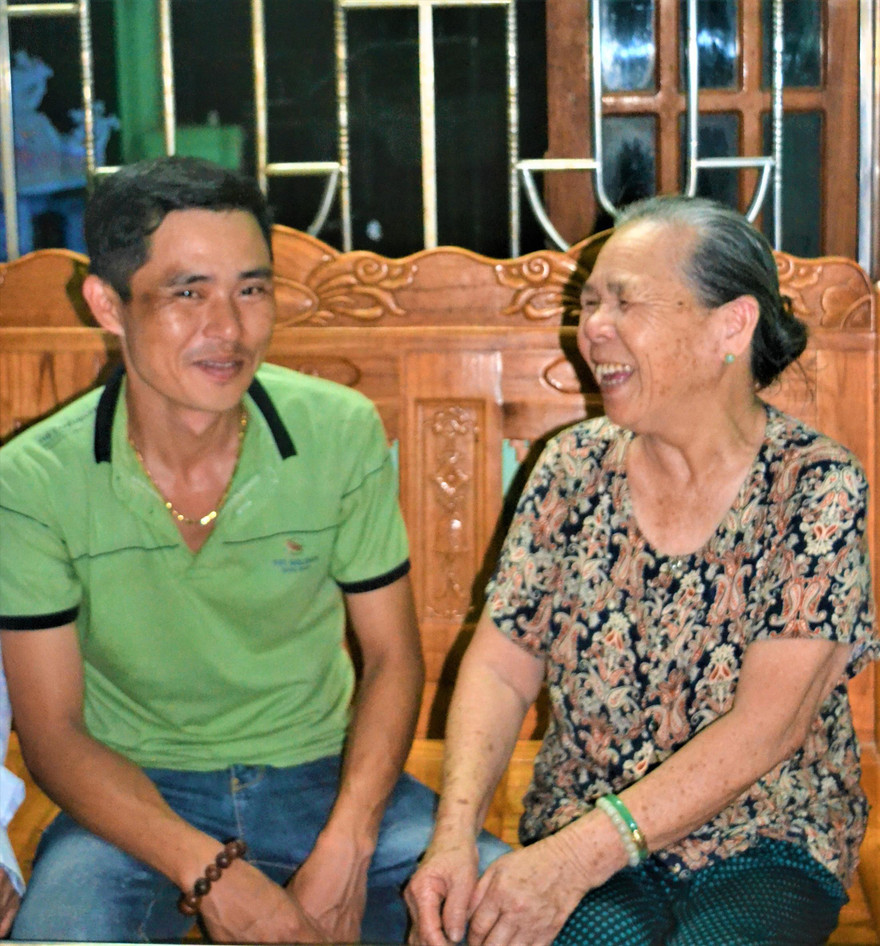 Mẹ Hồ Thị Thố làm “người phiên dịch đặc biệt” cuộc trò chuyện của con trai Bùi Trọng Lý với PV. 