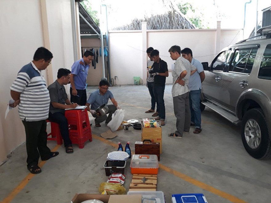 Công an khám xét chiếc xe ô tô nghi can sử dụng 