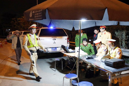 Tổ công tác của Cục CSGT, Bộ Công an kiểm tra, test nhanh các chất gây nghiện đối với tài xế lái xe trên cao tốc tối 21/1