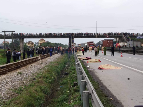 Hiện trường xe tải đâm vào đoàn người đi bộ tại Hải Dương. Ảnh: PV 