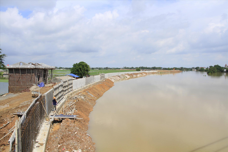 Một đoạn đê bê tông - Ảnh: Trường Phong 