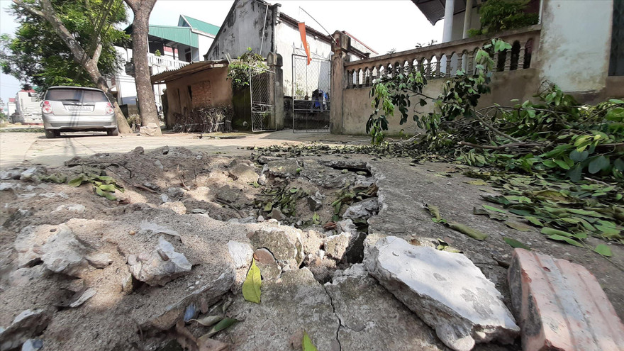 Hiện trường nứt đường sau tiếng nổ dưới lòng đất 