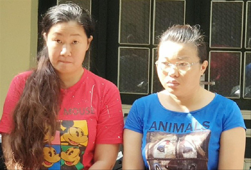 Đối tượng Nguyễn Thị Hương và Lò Thanh Hà ( đeo kính) tại cơ quan công an 