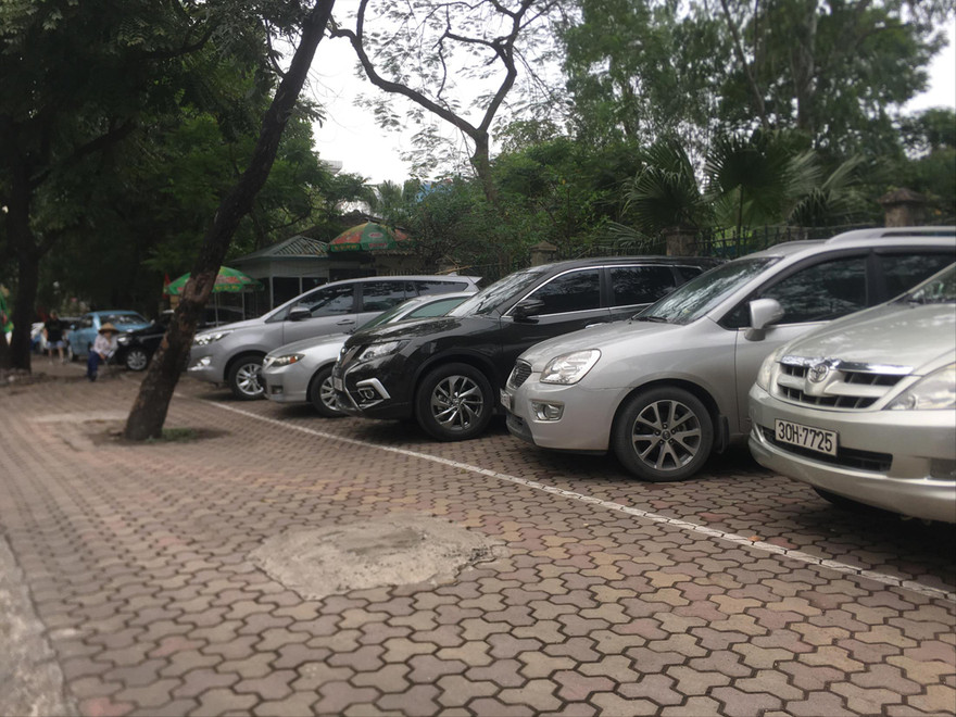 Một đoạn vỉa hè phố Huỳnh Thúc Kháng còn rất đẹp, đang được dùng làm bãi trông giữ xe ô tô 