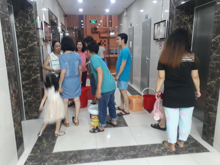 Cư dân tại tòa nhà Xuân Mai Riverside phải đi xách nước ở tầng 1 về để dùng sinh hoạt