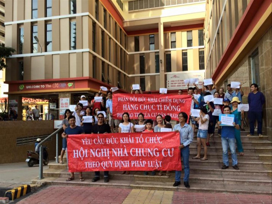 Cư dân căng băng rôn yêu cầu chủ đầu tư bàn giao phí bảo trì tại một dự án ở TPHCM ảnh: Đ.D 