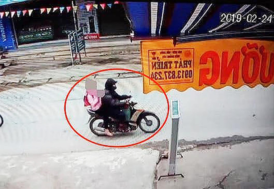 Đối tượng Nguyễn Trọng Trình chở cháu bé trên đường ra vườn chuối. Ảnh: Cơ quan công an cung cấp 