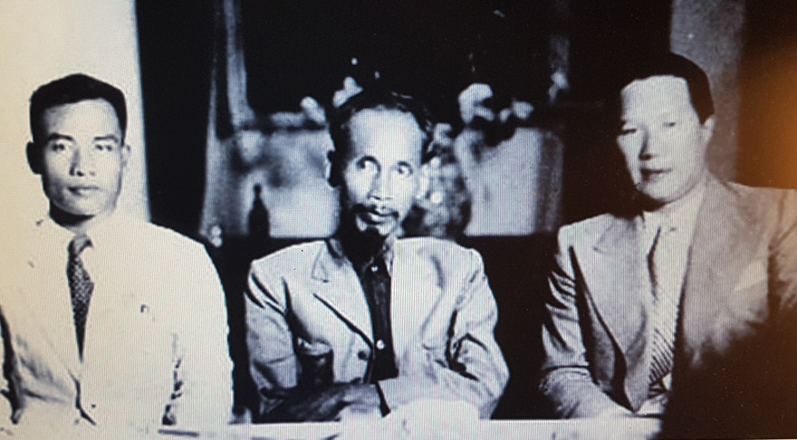 Thuở ban đầu dân quốc ấy, Cụ Hồ với Cố vấn Vĩnh Thụy ( bên phải) 