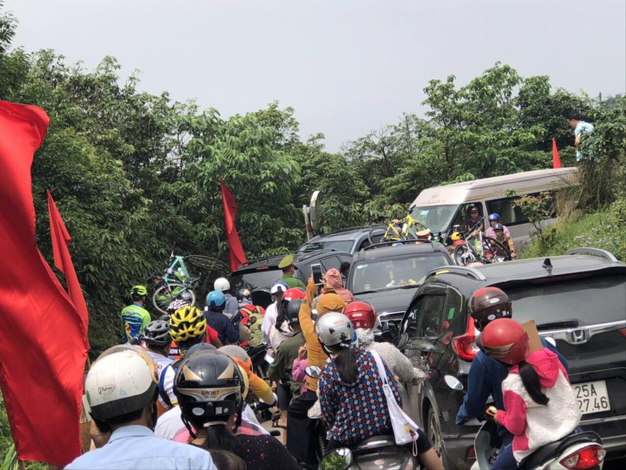 Mẫu Sơn mở hội, tắc đường, ngập rác