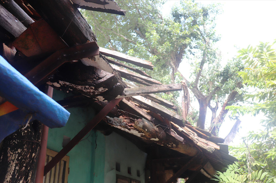 Những ngôi nhà di tích vùng 1 chờ sập nhưng nhiều người vẫn cố sống bên trong