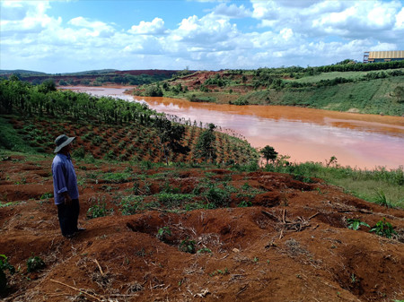 Hồ thải quặng chỉ còn bùn, cây trồng của dân thiếu nước tưới.