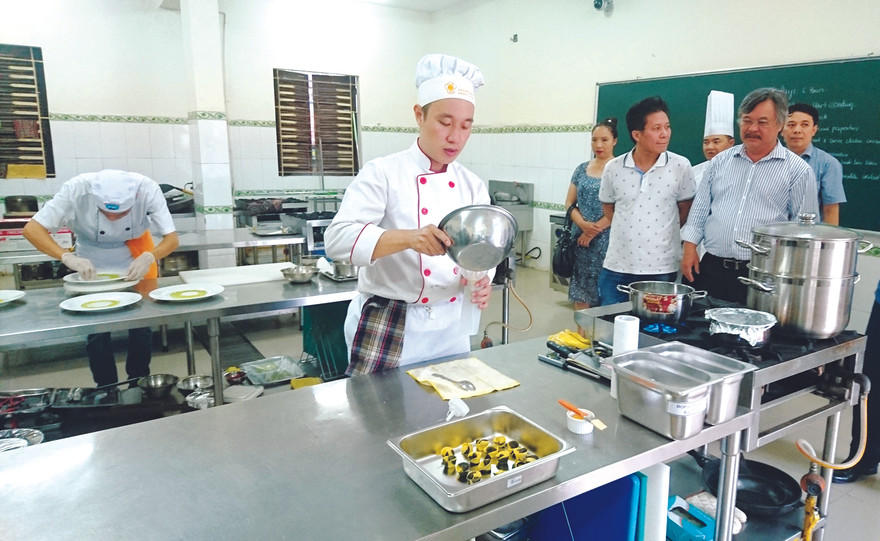 Học nghề đang trở thành xu hướng, lựa chọn của nhiều em học sinh để có cơ hội có việc làm ngay khi ra trường