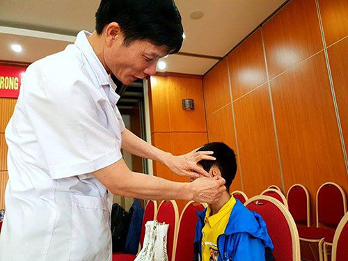 PGS.TS Cảnh khám cho bệnh nhi dị tật vành tai 