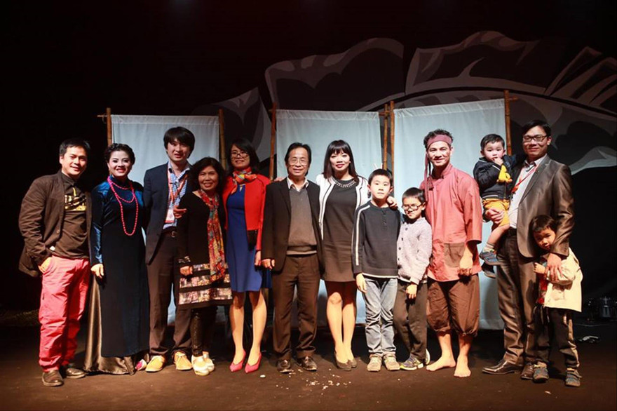 Khán giả dành hàng tiếng đồng hồ chụp ảnh lưu niệm với nghệ sĩ sau đêm diễn Ảnh: NHK 