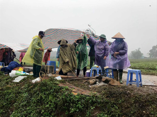 Sau khi dỡ lều lán, đến trưa cùng ngày, một số người dân lại dựng lều lán cản trở xe rác 