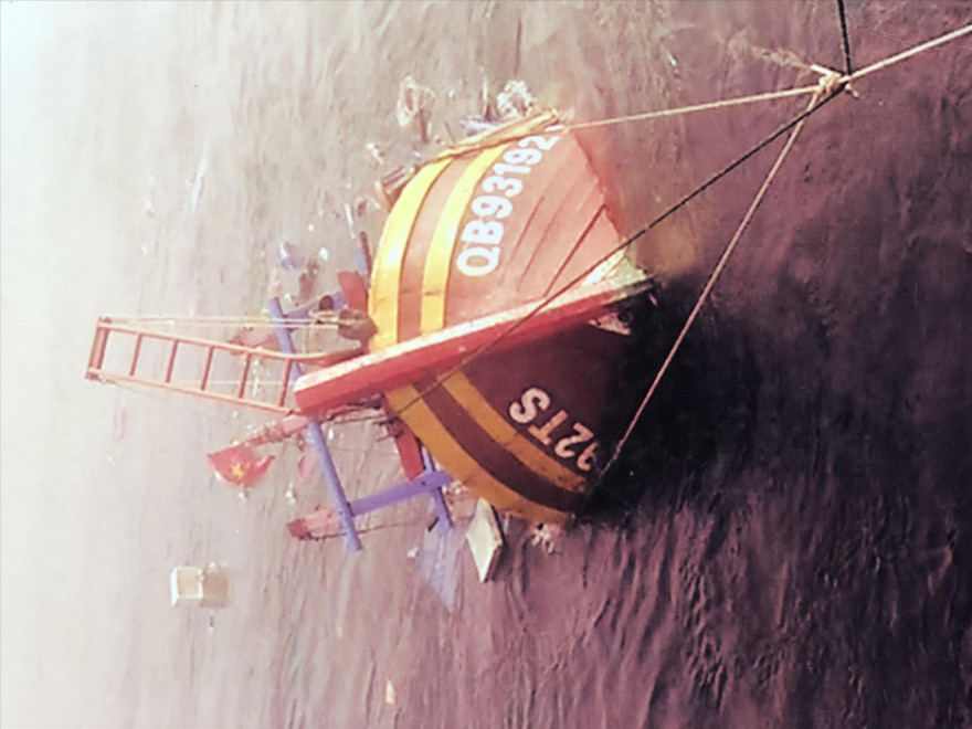 Tàu cá ông Phạm Ngọc Cường tại hiện trường tai nạn 