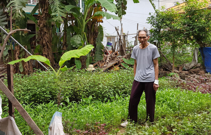  Thương binh Bùi Đức Xuân đứng trên phần đất thiếu mà ông cho rằng trước đây đã được cấp              Ảnh: K.N 