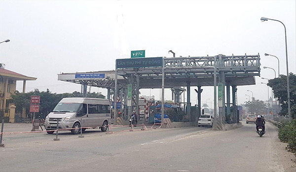 Một số trạm thu phí có làn thu tự động, nhưng đa số phí được thu theo hình thức thủ công Ảnh minh họa: PT 