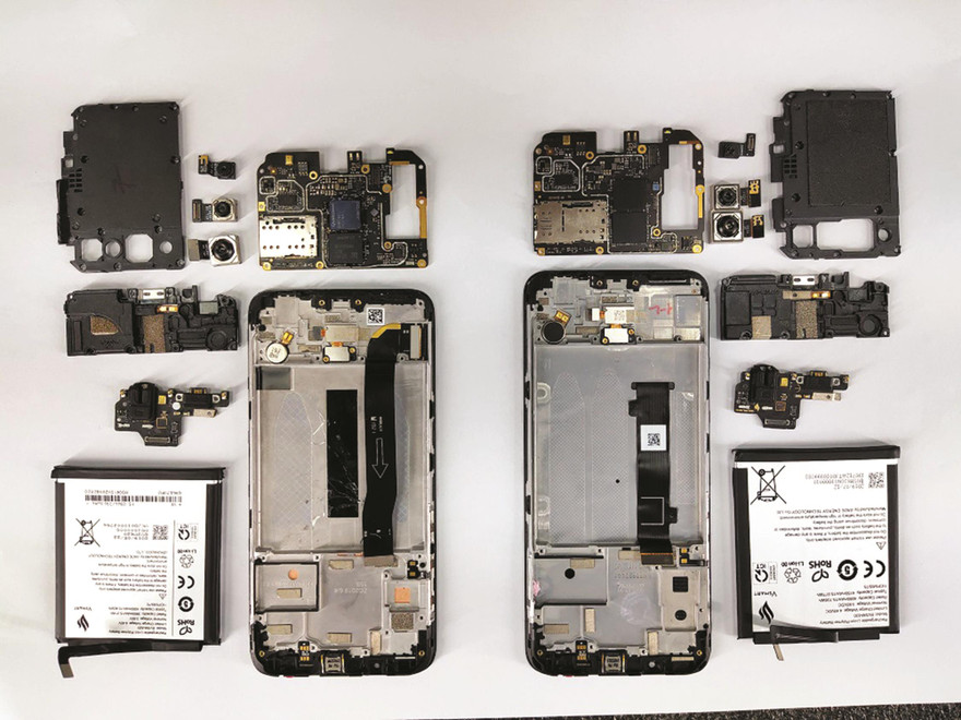 Điện thoại Live 2 bên phải (đã được thiết kế mới hoàn toàn 100% bởi đội ngũ kỹ sư Vsmart) 